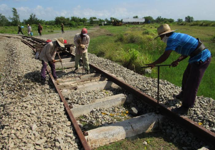 Trabajadores de una Brigada de Vías y Puentes en Holguín