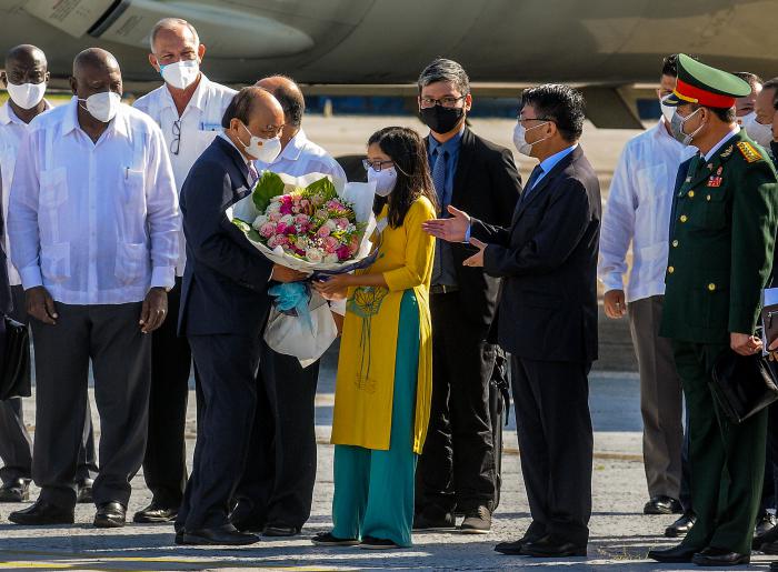 El presidente de la República Socialista de Vietnam y miembro del Buró Político del Comité Central del Partido Comunista de Vietnam, compañero Nguyen Xuan Phuc, arriba hoy a Cuba en visita oficial, es recibido en el Aeropuerto Internacional José Martí por, Salvador Valdés Mesa, Vicepresidente de la República de Cuba.