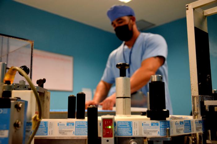 Trabajo sobre la producción de vacunas ABDALA en los laboratorios AICA del grupo Biocubafarma.
