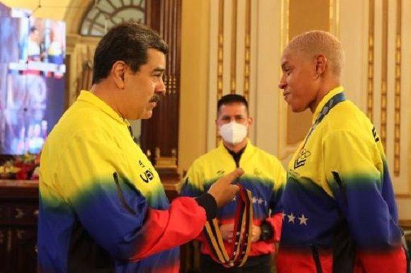 Nicolás Maduro entregó a Yulimar Rojas la Orden Libertadores y Libertadoras de América de II clase.