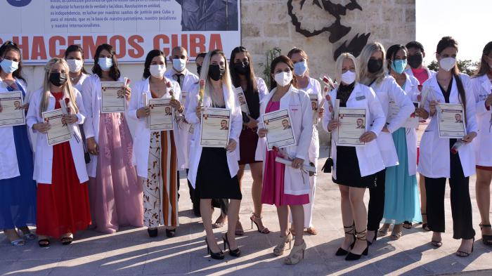 Una representación de los 85 graduados con título de Oro