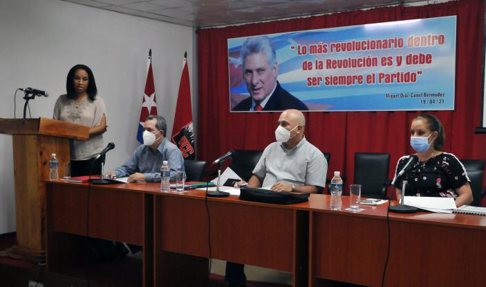 Morales Ojeda en encuentro con dirigentes partidistas y otros cuadros.