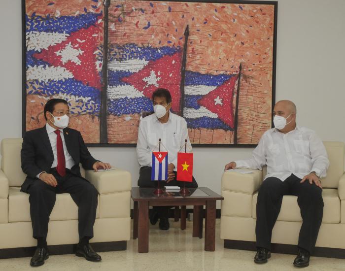 El miembro del Buró Político y viceprecidente del Consejo de Estado, Roberto Morales Ojeda recibe a su homólogo Vietnamita, el miembro de Buró Político y del Secretariado del Partido Comunista de Vietnam, Phan Dinh Trac, desarrollado en el CCPCC, Plaza