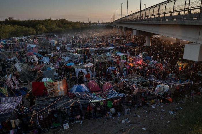Varios migrantes se refugian a lo largo del Puente Internacional Del Río al atardecer mientras esperan a conocer su destino ??después de cruzar el Río Grande

REUTERS