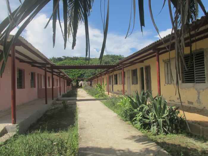 En la comunidad Número Uno, de Ciego de Ávila, se remodelan 23 viviendas; a la izquierda las casas terminadas; a la derecha, en terminación. Foto del autor
