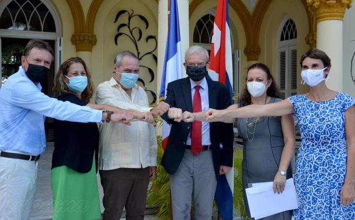 El fondo de inversiones para el desarrollo de Francia, invierte 45 millones de Euros para el desarrollo y capacidad de producción en el FINLAY. Patrice Paoli embajador de Francia, Vicente Verez Bencomo Director del Finlay, Maritza Rojo Aliaga, Analvis Bonachea González. Drt Comercial con Europa.