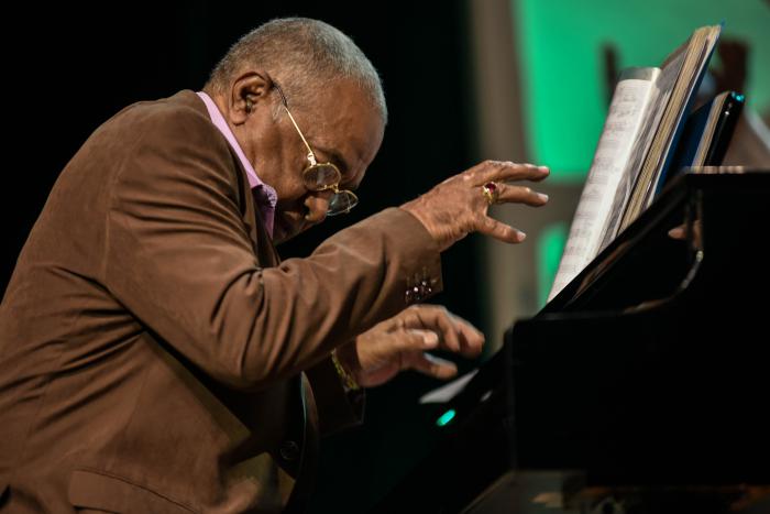 Edición XXXV del Festival Internacional Jazz Plaza 2020; Concierto Homenaje al Conjunto Chapotín con Eduardo Sandoval; invitados Germán Velasco; Cesar Pedroso (Pupi) (foto); Reinaldo Molote y Osain del Monte; en la Sala Covarrubias del Teatro Nacional