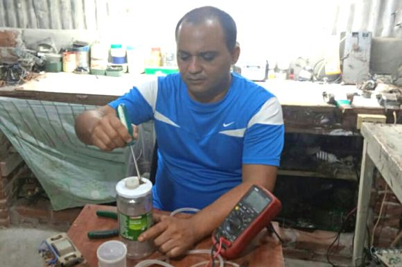 Maykel Suárez inventó un concentrador de oxígeno portátil con el que pudo auxiliar a su esposa, complicada con la COVID-19. Foto: Cortesía del entrevistado