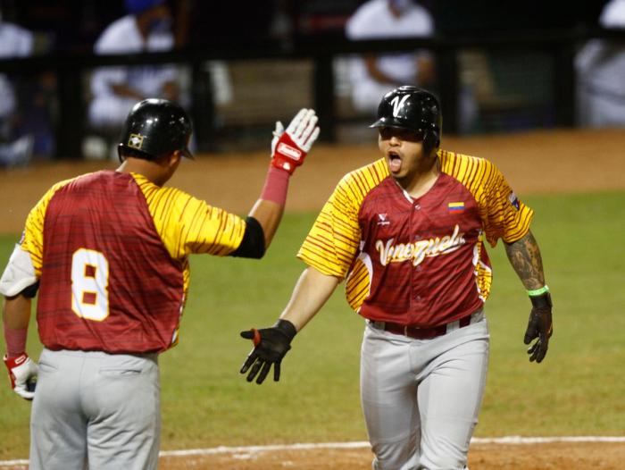 Juan Fernández pegó el jonrón que decretó el k.o.icontra Cuba. FOTO: wbsc
