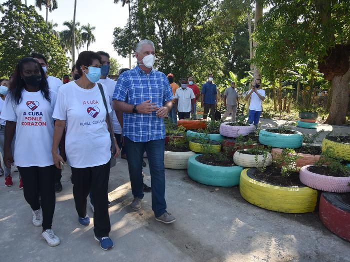 Visita de Díaz-Canel a la comunidad Libertad 