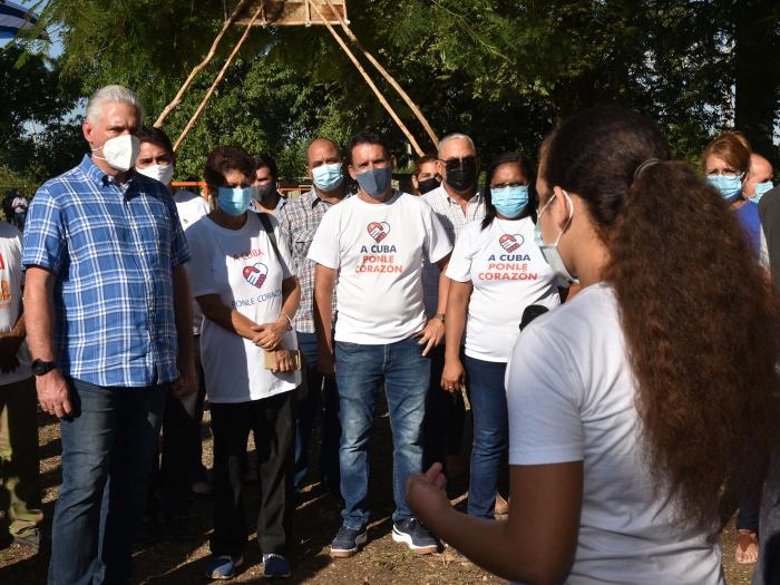 Visita de Díaz-Canel a la comunidad Libertad 