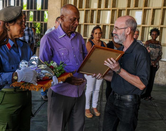 Entrega de reconocimientos por años de servicio en el Periódico Granma, órgano oficial del Partido Comunista de Cuba.