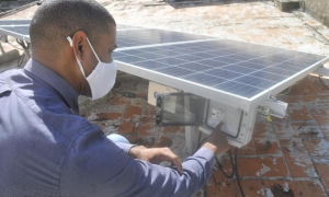 Amel Herrera Fonte tiene en su hogar cuatro paneles solares de 250 watts cada uno, lo que representa un kilowatt de potencia. foto: Ismael Batista Ramírez	
