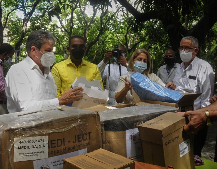 El donativo contiene test rápidos, antiobióticos, jeringuillas, bolsas de diálisis, material de bioseguridad y otros insumos.