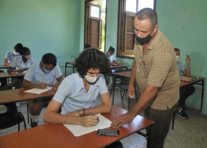 Proteccion contra el coronavirus, Instituto Pre Universitario  de Marianado Manolito Aguiar, estudiante en prueba finales.