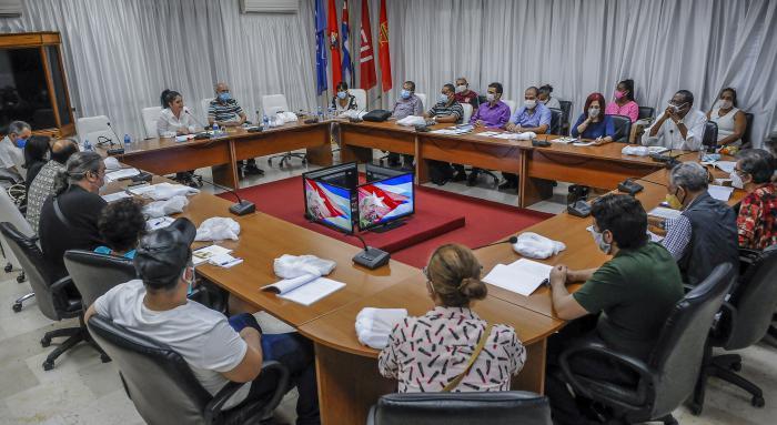 Equipo de Granma durante una reunión de trabajo a inicios de 2021