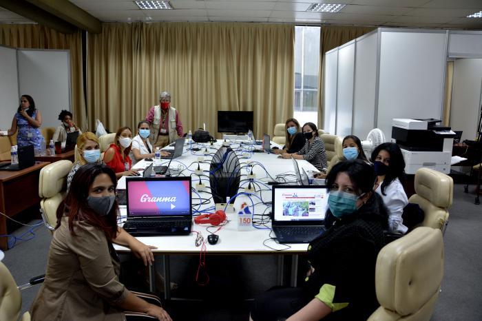 Equipo de Granma durante la cobertura del 8vo. Congreso del Partido