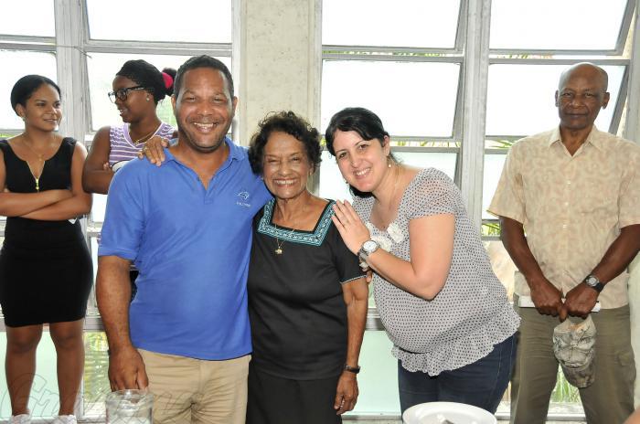 Cumpleaños de la periodista Marta Rojas con sus compañeros del Periodico Granma, con Renecito y Yailin Orta