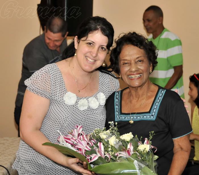 Cumpleaños de la periodista Marta Rojas con sus compañeros del Periodico Granma. A su lado Yailin Orta, directora