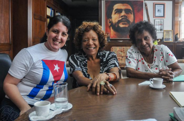 Yailin Orta (I), directora del Periodico Granma; Marta Rojas (D), periodista, y la poetisa Nancy Morejón  en la dirección del Periódico Granma