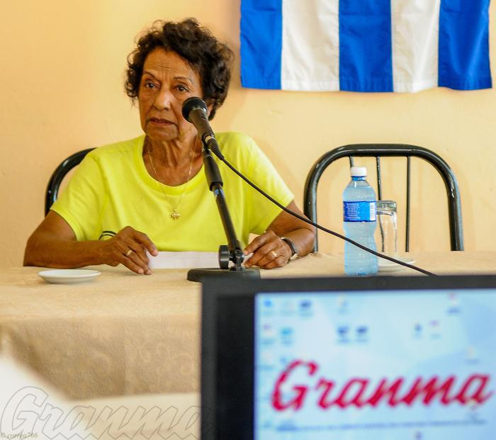 Actividades por el Aniversario 53 de la Fundación del Diario Granma, encuentro con fundadores y nuevas generaciones. Martha Rojas comparte consejos con los jóvenes.