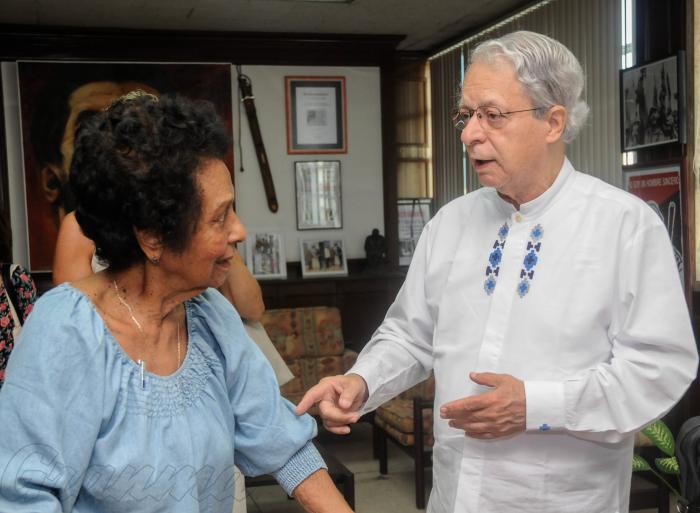 Visita de Frei Betto al periódico Granma, hablando con Marta Rojas