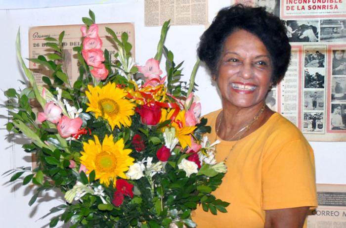 En el diario Granma se le realizo un caluroso homenaje a la compañera y periodista Marta Rojas en su cumpleaño 80,por la dirección del diario y sus compañeros de trabajo.
Foto: Alberto Borrego Avila  16/05/2008
Publicada: 17/05/2008
Arta0119