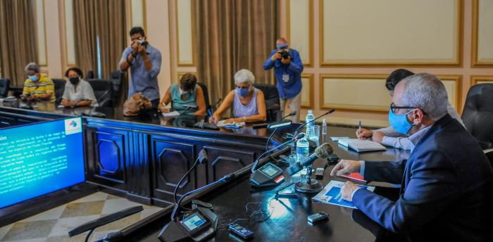 Conferencia de prensa en el Capitolio sobre la campaña por el aniversario 45 de los órganos del Poder Popular con Homero Acosta secretario de la Asamblea Nacional.