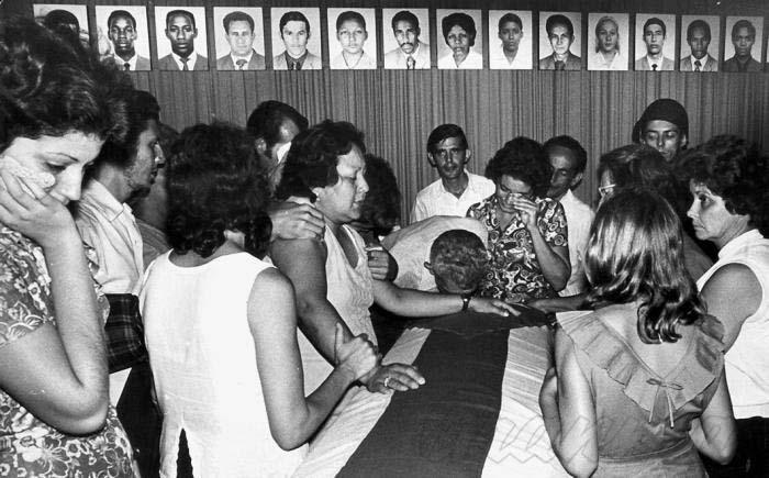 Un atentado terrorista que caló hondo en el pueblo resultó la explosión en pleno vuelo del avión de Cubana, en Barbados, donde perecieron 73 personas.