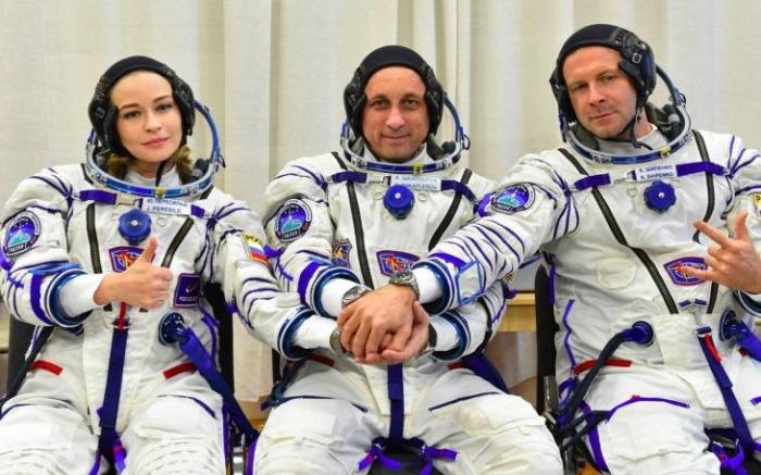 La actriz Yulia Peresild, a la izquierda, el director Klim Shipenko, a la derecha, y el cosmonauta Anton Shkaplerov, miembros de la tripulación principal de la nave espacial Soyuz MS-19 