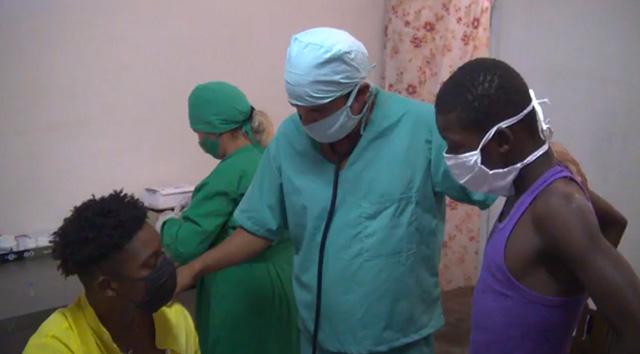 Notables diferencias reflejan las contradicciones en el trato a los problemas de la emigración de haitianos. La imagen de hospitalidad y  amor de Cuba se contrapone al látigo imperial. 