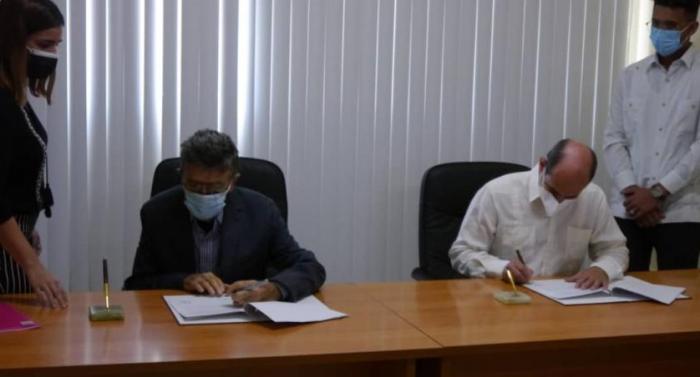 Embajador Rogelio Sierra Díaz, rector del ISRI (derecha) y Carlos Tablada Pérez, Director General de Ruth Casa Editorial.