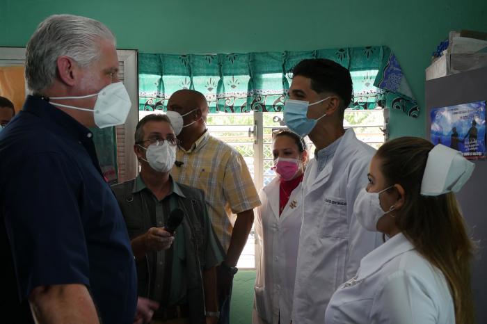  Miguel Díaz-Canel Bermúdez  en el barrio La Corea, de San Miguel del Padrón