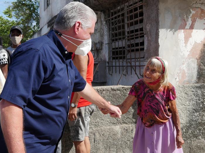  Miguel Díaz-Canel Bermúdez  en el barrio La Corea, de San Miguel del Padrón