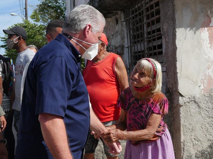  Miguel Díaz-Canel Bermúdez  en el barrio La Corea, de San Miguel del Padrón