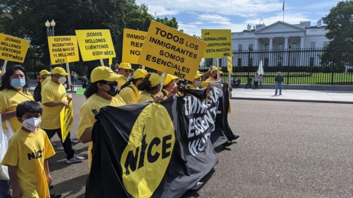 Migrantes se manifiestan frente a la Casa Blanca y piden a Biden una reforma migratoria urgente.