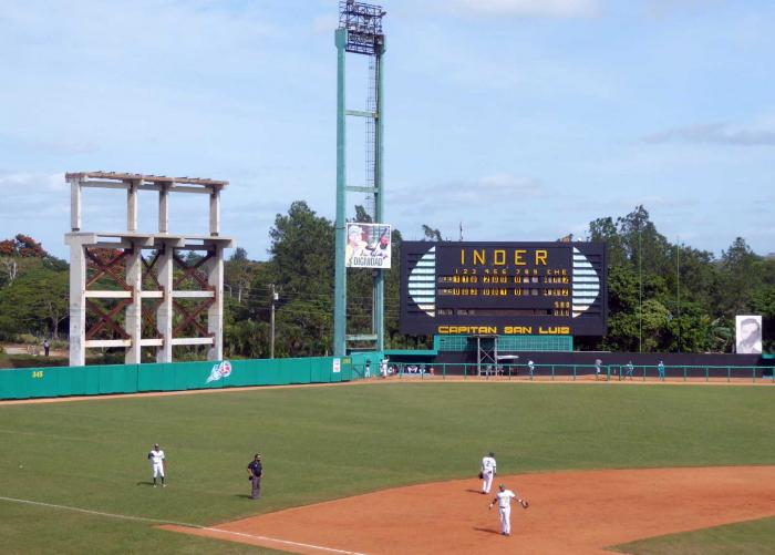La decisión de situar la nueva pizarra en la zona donde más jonrones se pegan, obligó a esta megaconstrucción para que no pueda ser alcanzada por los batazos. foto del autor