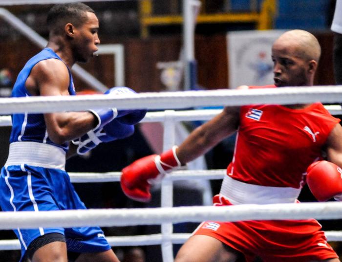 Pelea de los 69 Kg entre Rosniel Iglesias (rojo) y Kevin Hayler Brow (azul) (ganador), Gala del boxeo cubano, desarrollado en El Coliceo de la Ciudad Deportiva del Cerro.