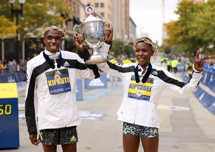 Benson Kipruto (izquierda) y Diana Kipyogei ganaron la Maratón de Boston. Foto: AFP
