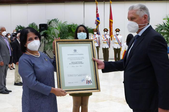 Condecoraciones Acto de entrega del Título Héroe del trabajo a científicos de Cuba