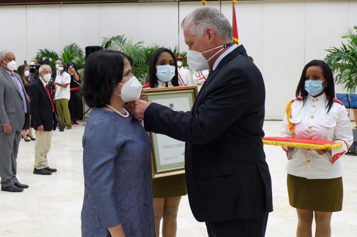 Condecoraciones Acto de entrega del Título Héroe del trabajo a científicos de Cuba