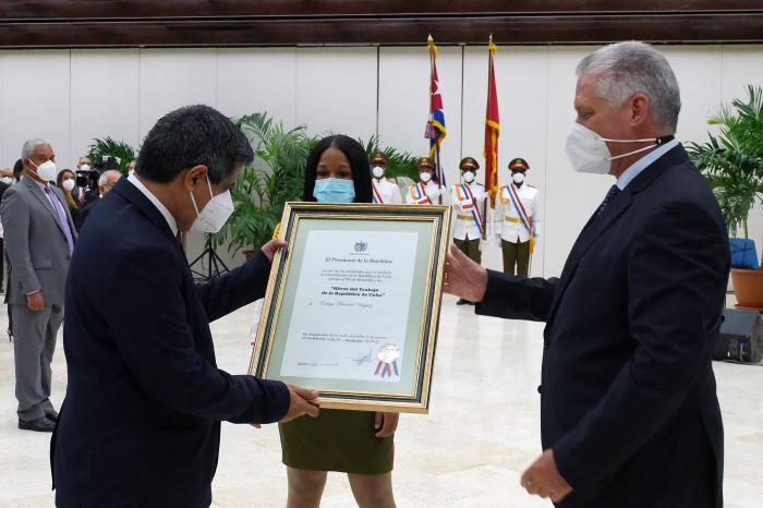 Condecoraciones Acto de entrega del Título Héroe del trabajo a científicos de Cuba