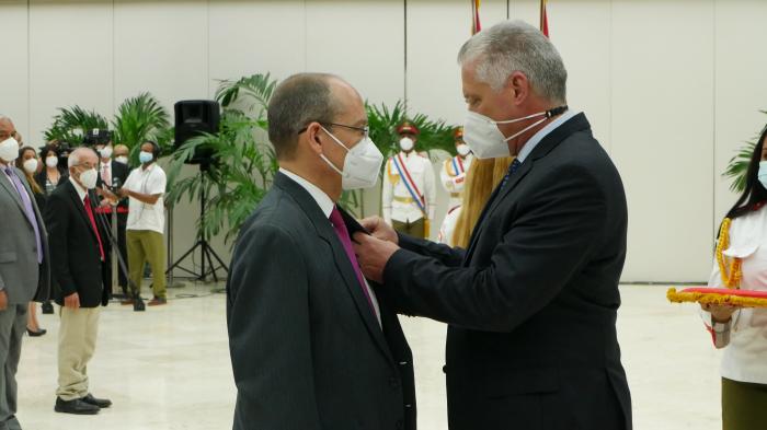 Condecoraciones Acto de entrega del Título Héroe del trabajo a científicos de Cuba