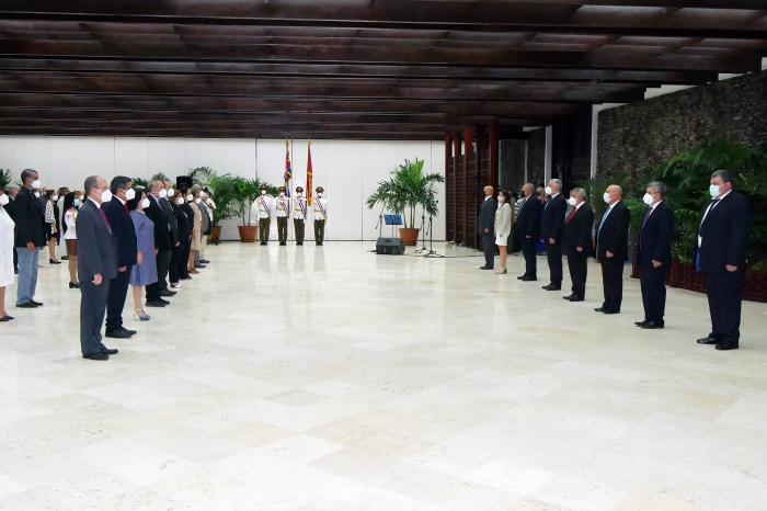 Condecoraciones Acto de entrega del Título Héroe del trabajo a científicos de Cuba