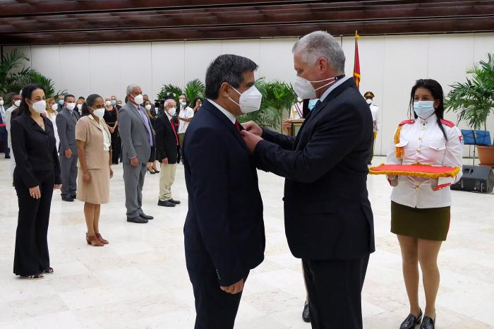 Condecoraciones Acto de entrega del Título Héroe del trabajo a científicos de Cuba