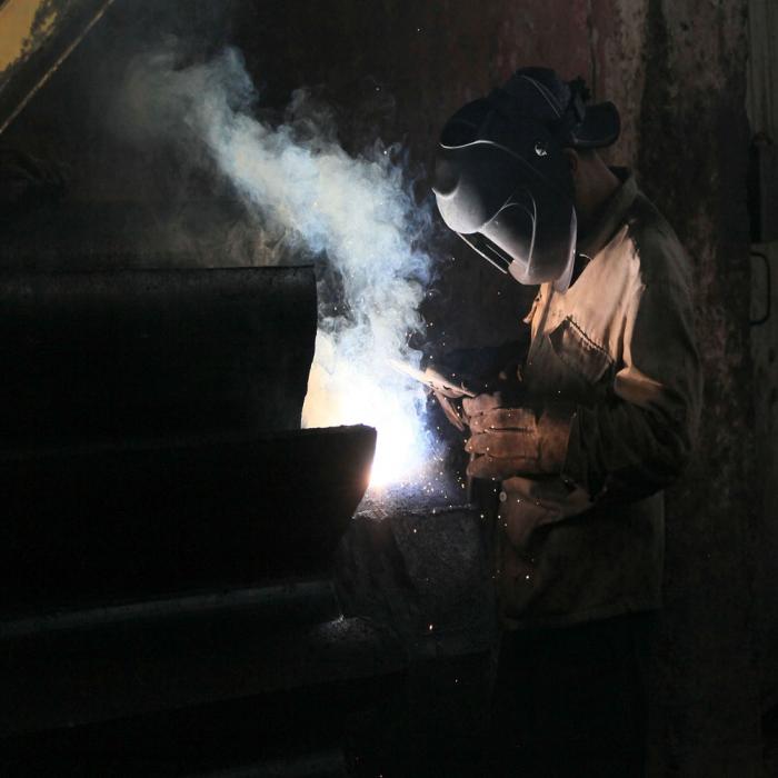 La recuperación de todas las piezas y accesorios posibles, es vital en esta etapa de reparaciones del central Uruguay, en Jatibonico, para el desarrollo de la venidera zafra azucarera, en Sancti Spíritus, Cuba, el 13 de noviembre de 2020.      