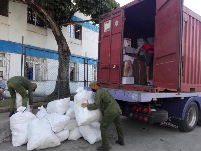 Combatientes de las FAR agilizan distribución de paquetería internacional en Cienfuegos