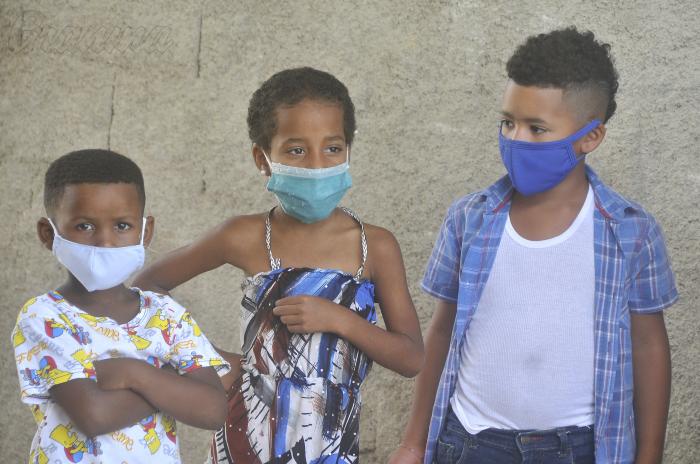 Proteccion contra el coronavirus,niños y niña.