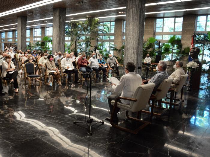 Encuentro con varios miembros de la Academia de Ciencias de Cuba.