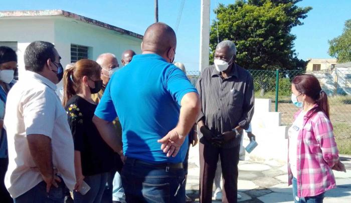 Esteban Lazo durante visita parlamentaria a Cienfuegos.